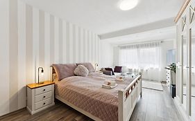 Schicke Unterkunft mit 2 Schlafzimmer, Küche, Bad